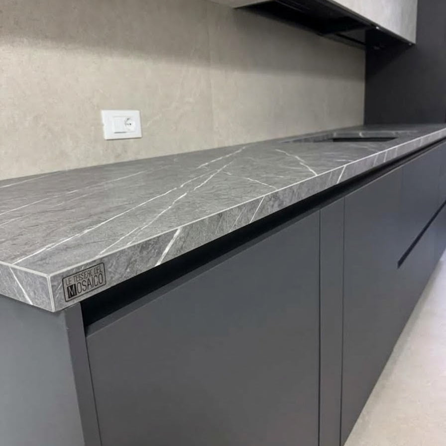 Titano Grigio Plain - piano cucina in gres porcellanato con bordo rettificato
