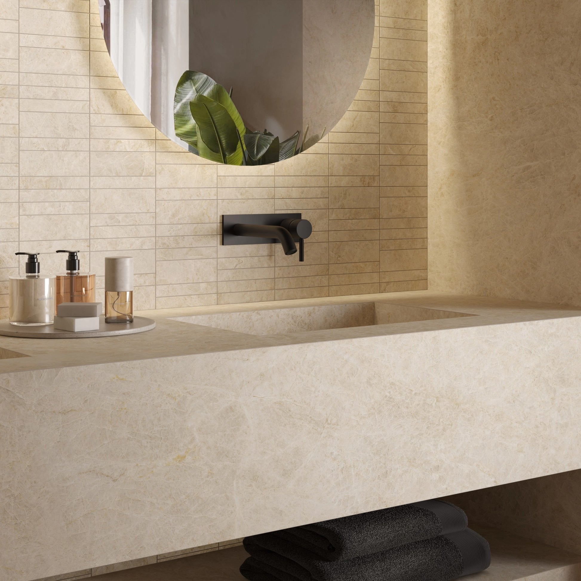 Royal Beige su top bagno con dettagli in legno