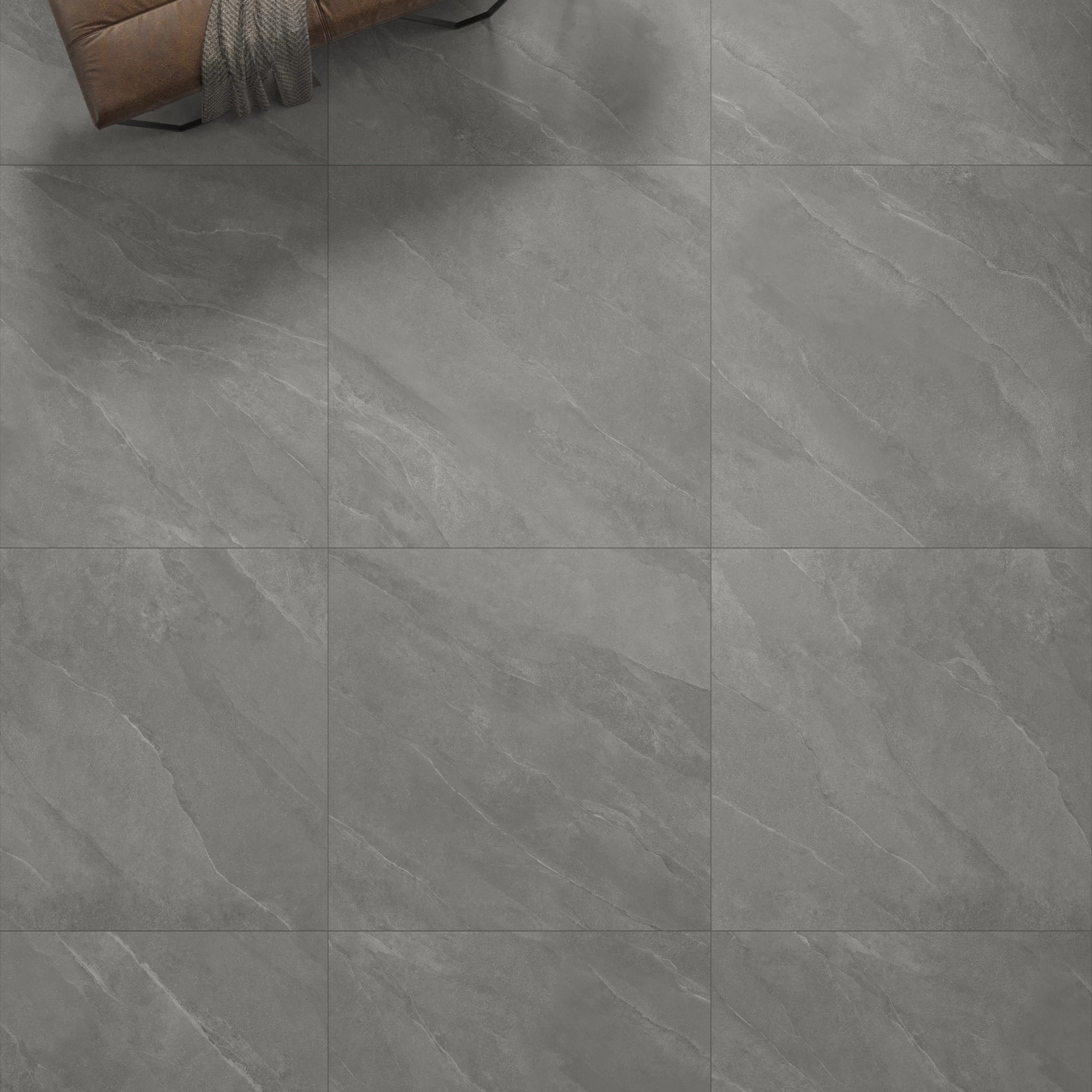Titano Grigio Plain su pavimento con arredo in legno